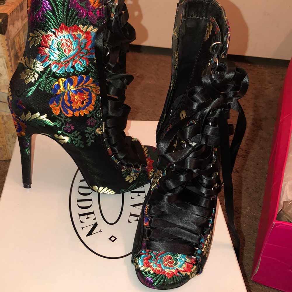 Open-toed heels